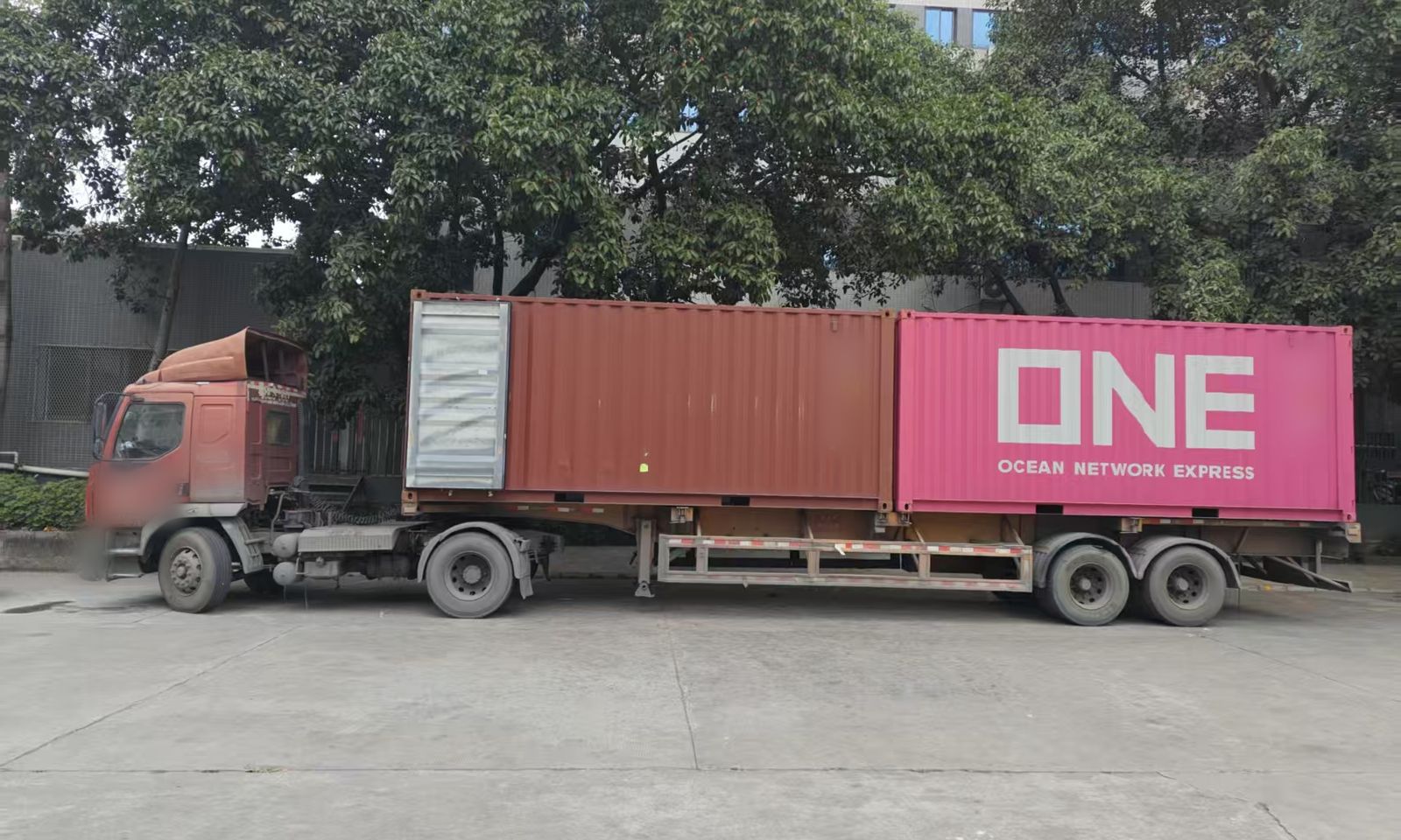 Truck carrying two 20ft containers, ready to leave